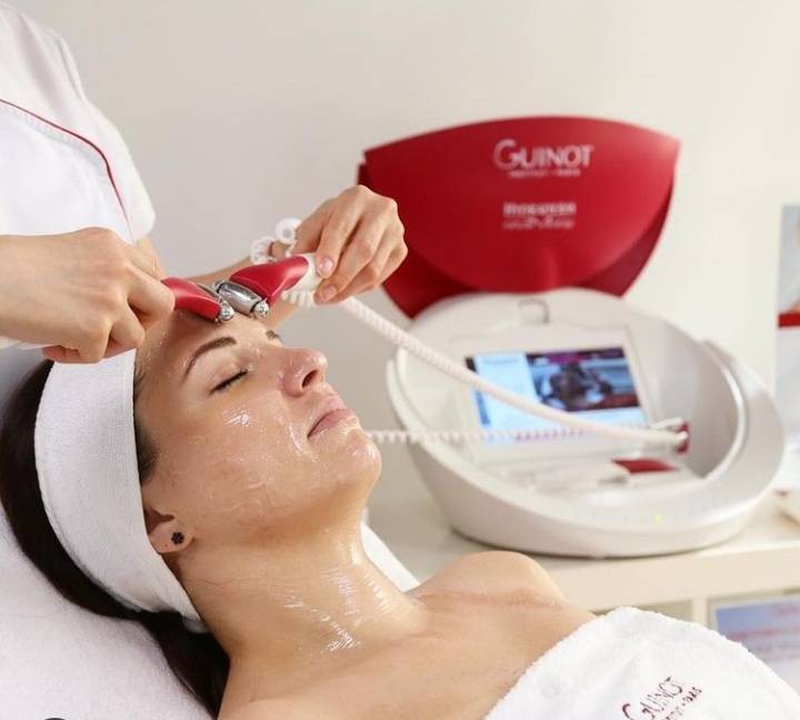 soin visage de luxe en institut de beauté, soin femme anti-ride, anti-tâches, anti-imperfections, anti-boutons, anti points noirs, soin vit C, 